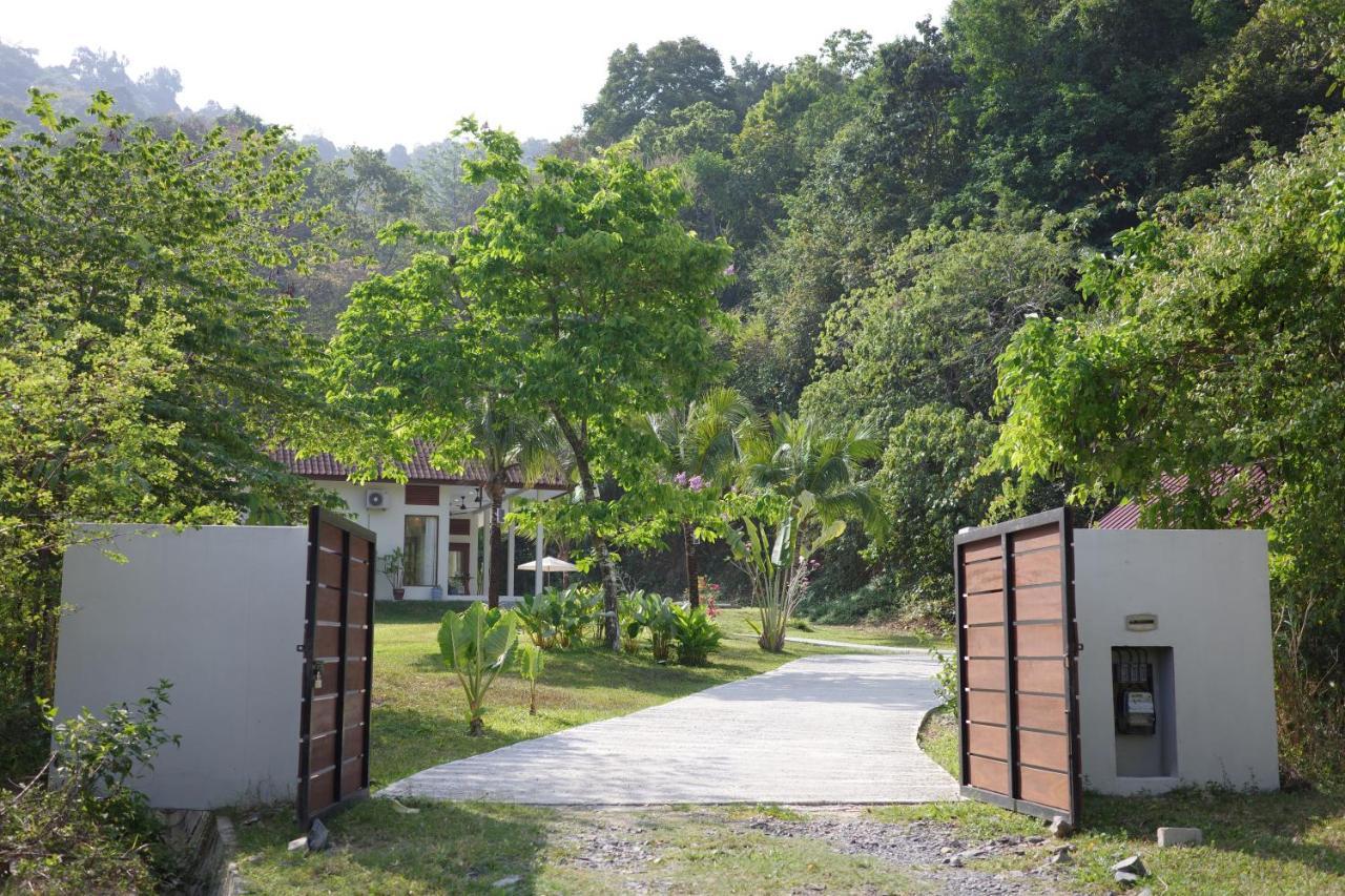 Villa Meranti - Spacious Private Pool Villa Pantai Cenang  Exterior photo